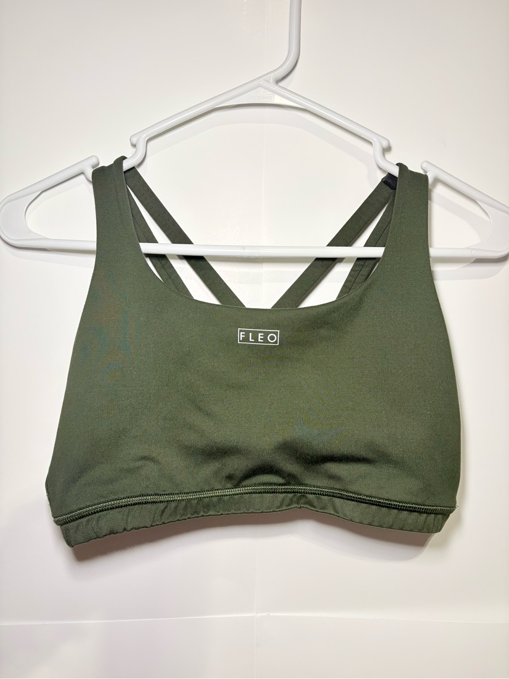 FLEO Isla Sports Bra Olive Martini Green Size M Medium Cross Back Removable Pads